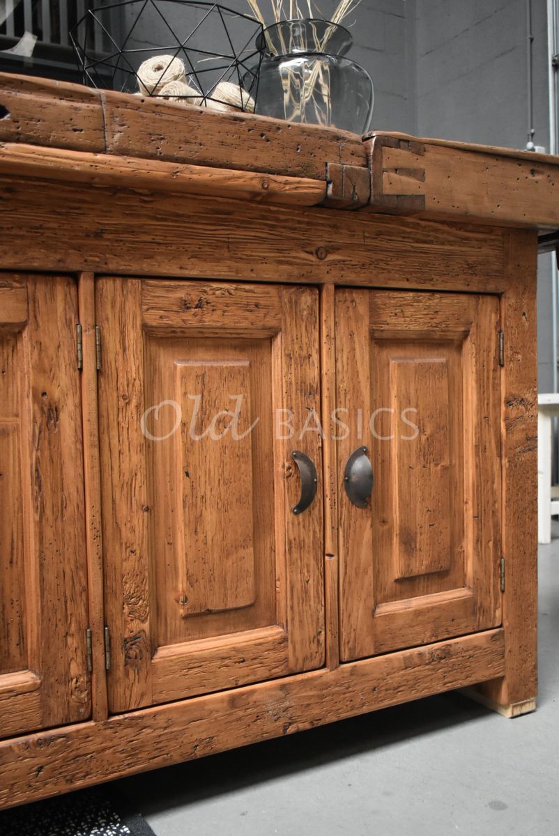 Detail van Keukeneiland oude werkbank, naturel, bruin, materiaal hout